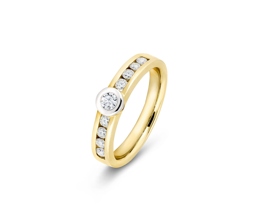 Nahaufnahme eines goldenen Rings 585 mit neun Diamanten.