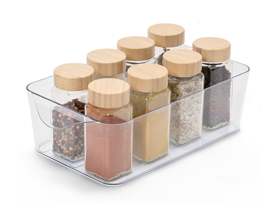 Acht Glas-Gewürzbehälter mit Holzdeckeln in einem durchsichtigen Kunststoff-Organizer.
