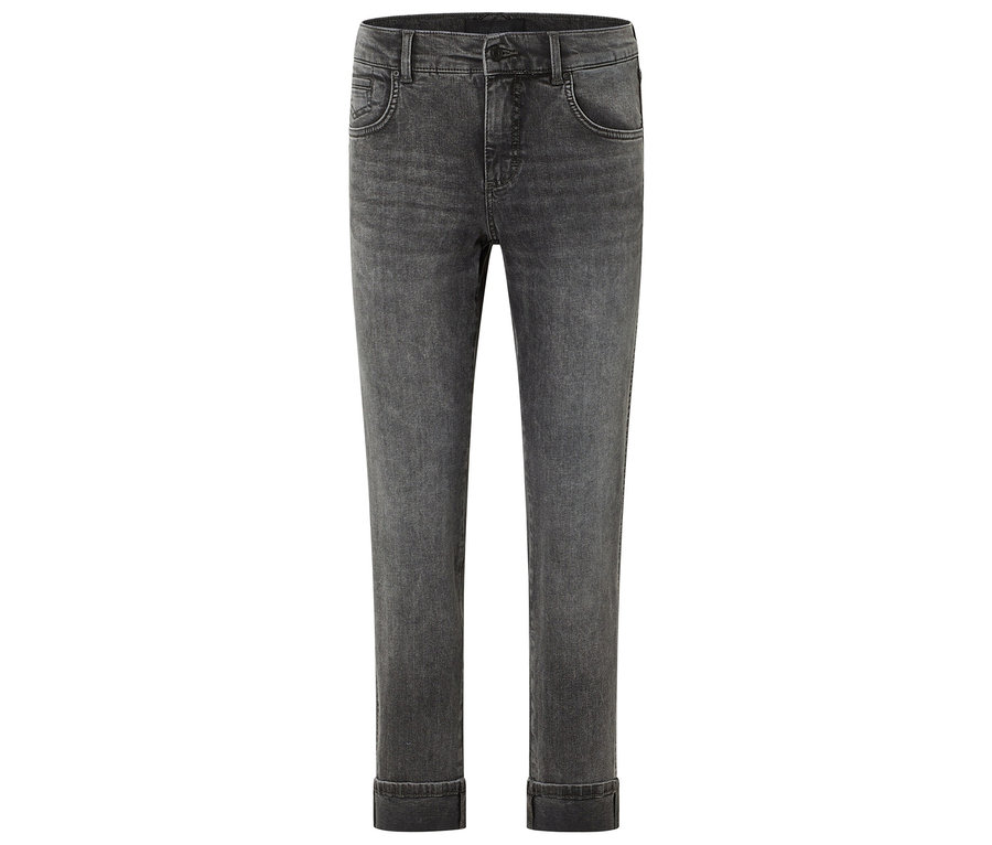 Graue Jeans mit umgekrempelten Hosenbeinen.