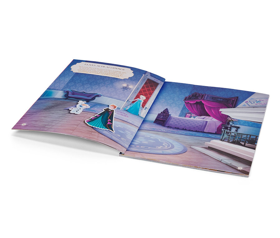 Ein aufgeschlagenes Buch zeigt Elsas Schlafzimmer mit den Figuren Elsa, Anna und Olaf.