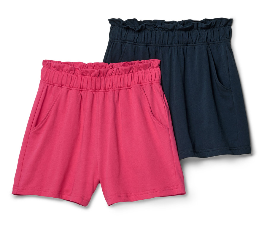 Zwei Shorts, eine pinke und eine marineblaue, liegen nebeneinander.