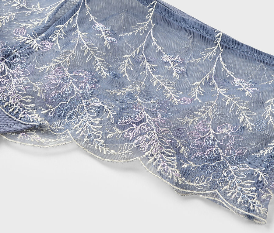 Nahaufnahme eines blauen BHs mit floraler Spitze.