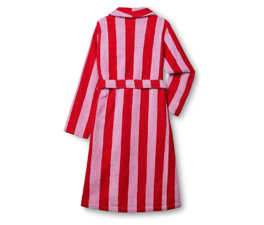 Ein rot-rosa gestreifter Bademantel von hinten.