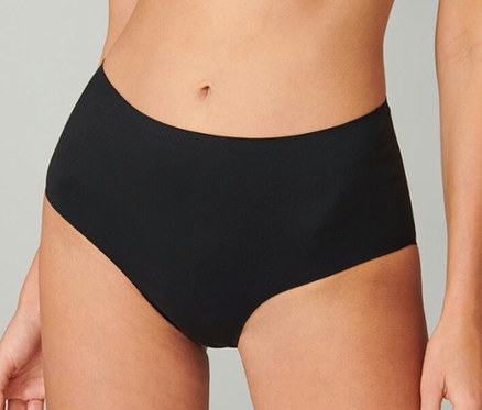 Nahaufnahme des Bauches einer Person, die einen schwarzen SCHIESSER Invisible Slip Maxi trägt. Der Slip ist hoch geschnitten und nahtlos.