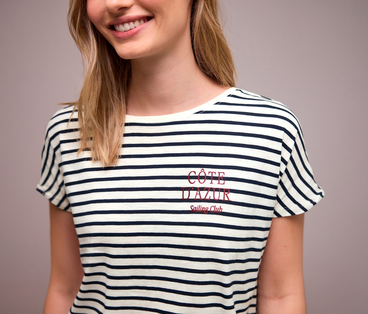 Frau trägt ein navy-weiß gestreiftes Street One T-Shirt mit roter "Côte d'Azur" Aufschrift.