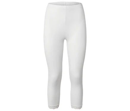 Weiße Leggings mit Spitzenbesatz am Saum.