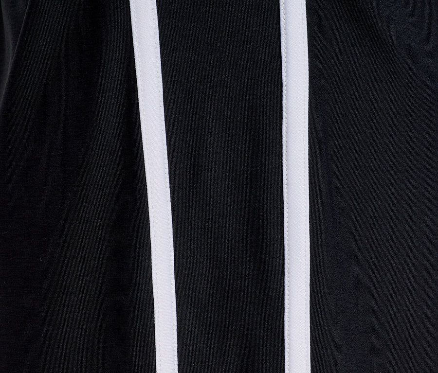 Nahaufnahme eines schwarzen Rocks mit weißen Streifen an den Seiten.