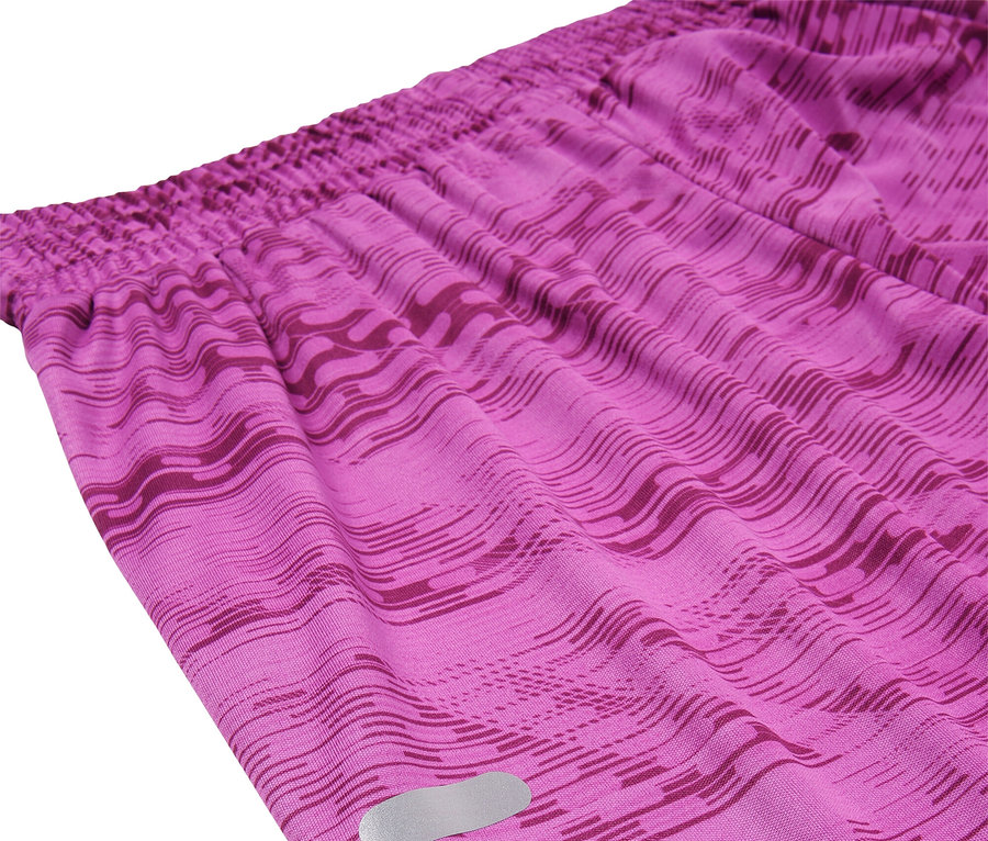Nahaufnahme von pinkfarbenen Shorts mit abstraktem Muster und drei reflektierenden Streifen.