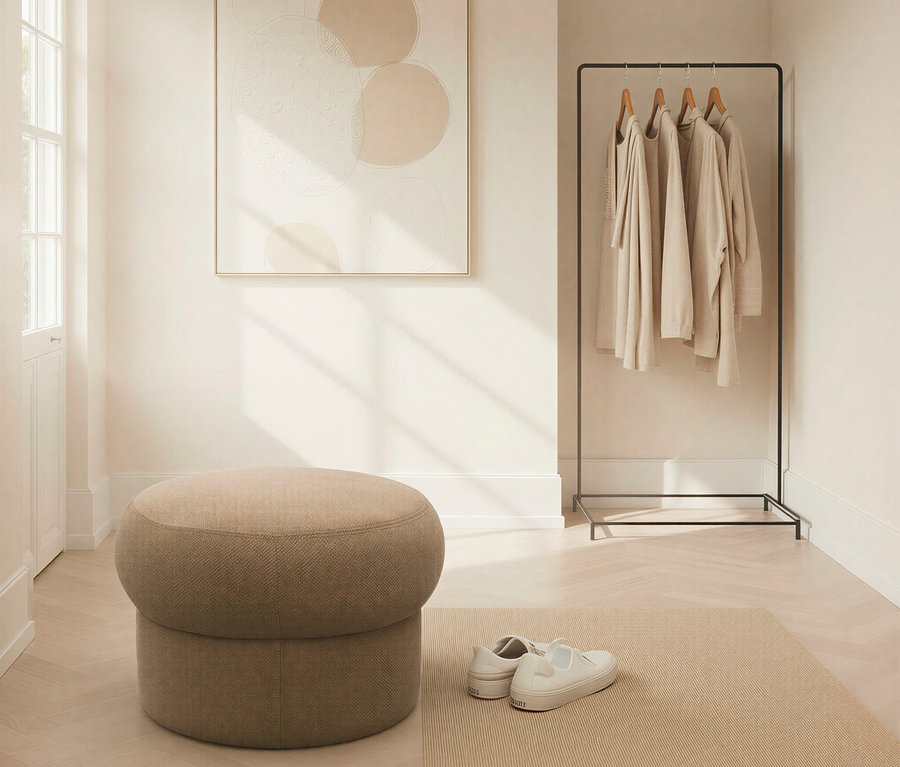 Beiger Domo Pilzhocker »Marbella«, coffee steht auf einem Teppich. An der Kleiderstange hängen beige Kleidungsstücke.