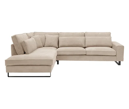 Beiges Ecksofa mit schwarzen Füßen und losen Kissen.