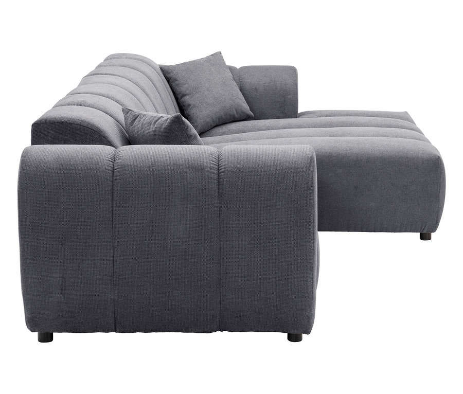 Nahaufnahme eines grauen Ecksofas mit Kissen auf weißem Hintergrund.