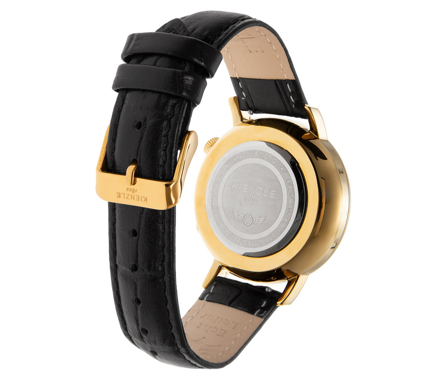 Nahaufnahme der Rückseite einer Kienzle Uhr »Active Motion« mit schwarzem Lederarmband und goldenem Gehäuse.