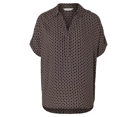 Nahaufnahme einer kurzärmeligen Bluse mit Kragen und braunem geometrischem Muster.