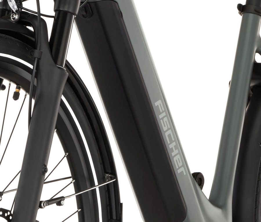 Nahaufnahme eines grauen FISCHER City E-Bike CITA MOVE, das teilweise von vorne und von der Seite zu sehen ist.
