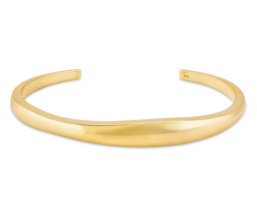 Nahaufnahme eines goldenen Armreifs auf weißem Grund.