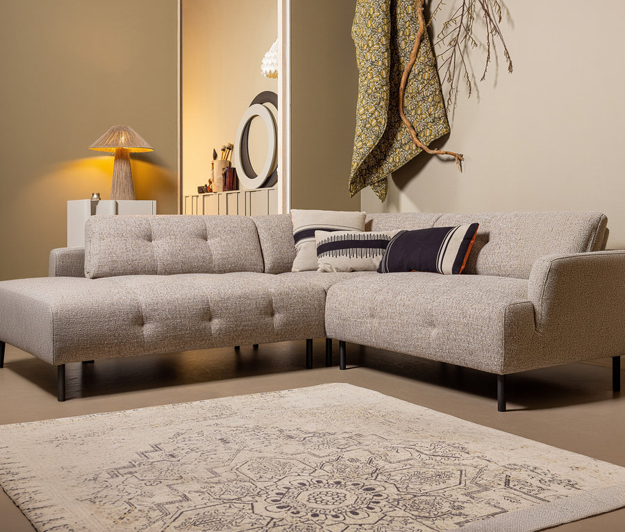 Beige Couch mit Kissen auf Woood Teppich »Eric«, mehrfarbig, 170 x 240 cm. Lampe und Deko im Hintergrund.