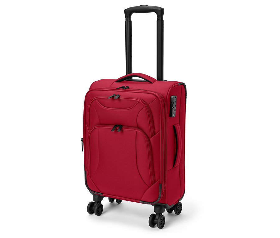 Kleiner roter Textilkoffer mit ausgezogenem Griff, Vordertaschen und Rollen.