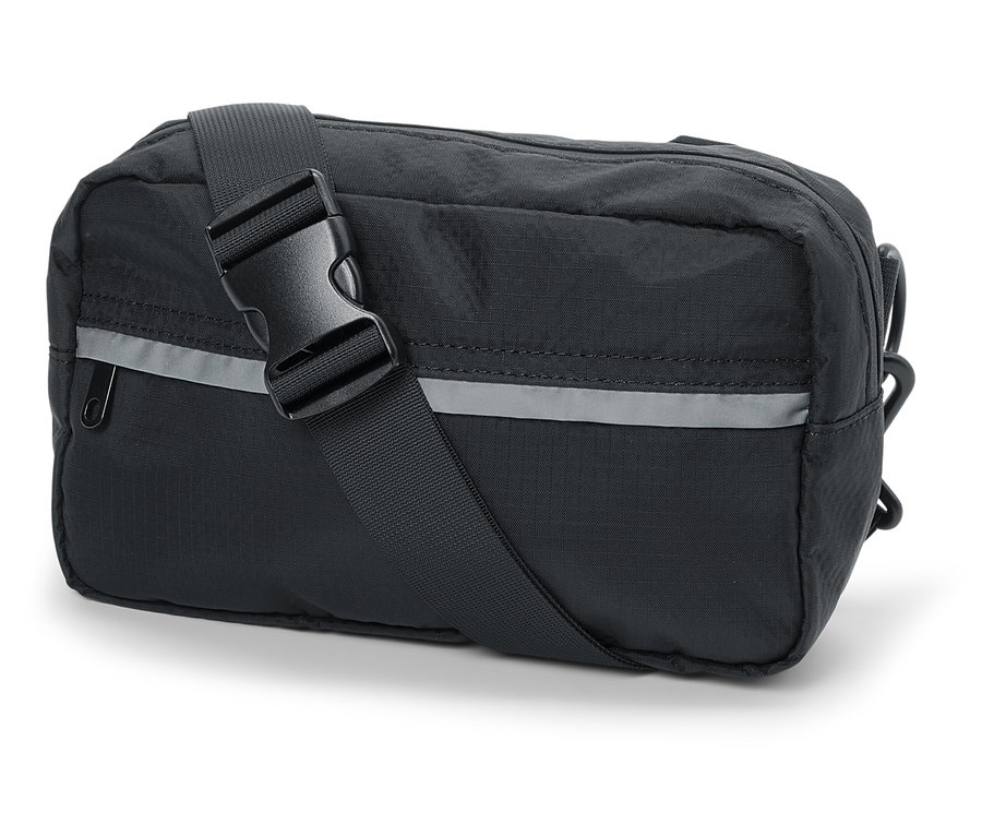 Schwarze Gürteltasche mit verstellbarem Riemen und reflektierendem Streifen.