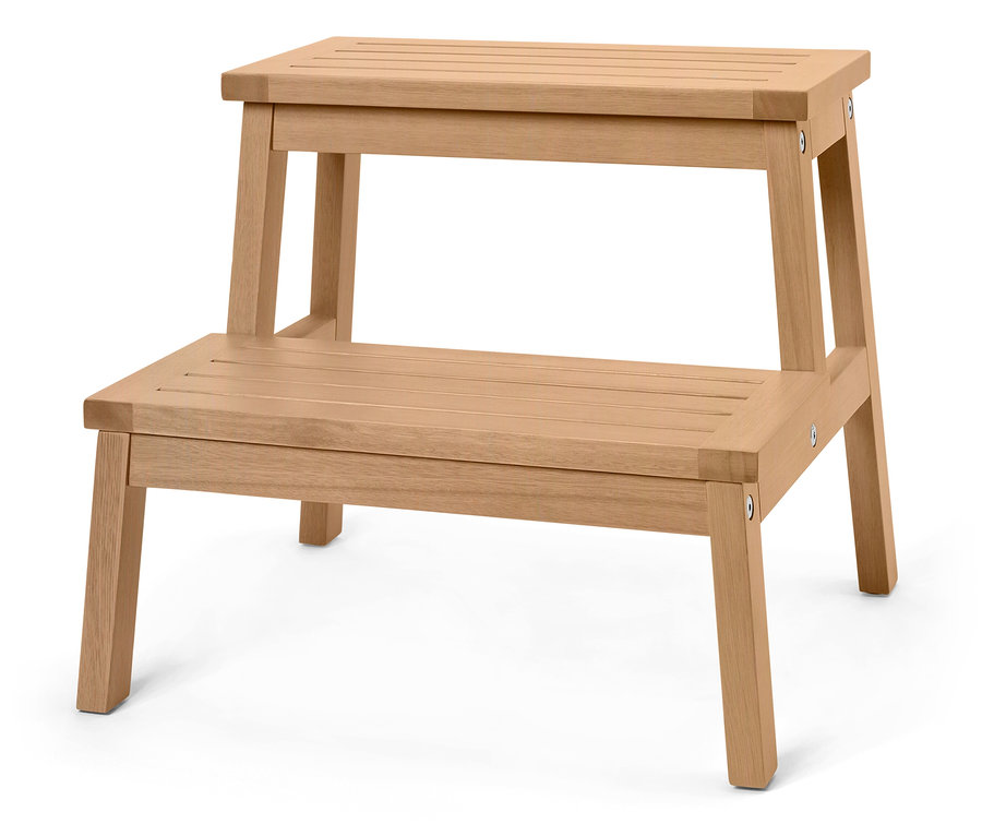 Ein zweistufiger Tritthocker aus hellem Holz steht vor einem weißen Hintergrund.
