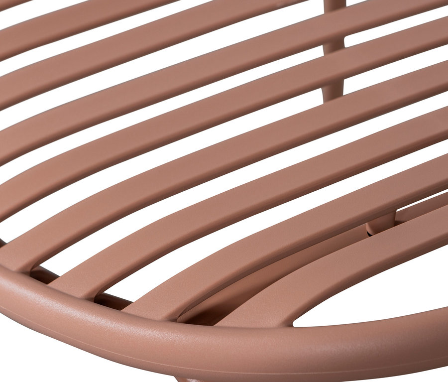 Nahaufnahme eines rosafarbenen Metallstuhls mit Lattenrost.