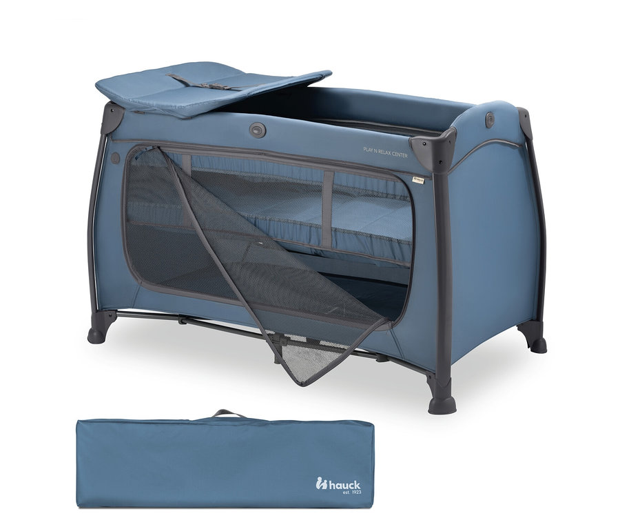 Blaues Hauck Play N Relax Center Reisebett mit Wickelauflage und Tragetasche.