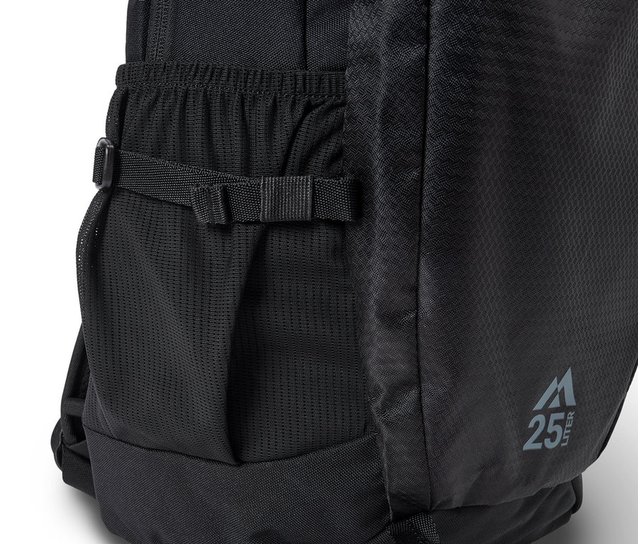 Detailansicht einer schwarzen Textiltasche mit Netzseitentasche und einem Logo mit der Aufschrift 25 Liter.