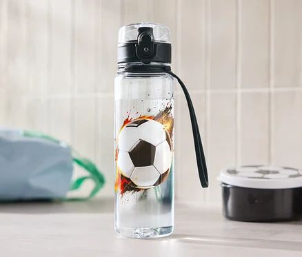 Eine Wasserflasche mit Fußballmotiv steht auf einem Tisch.