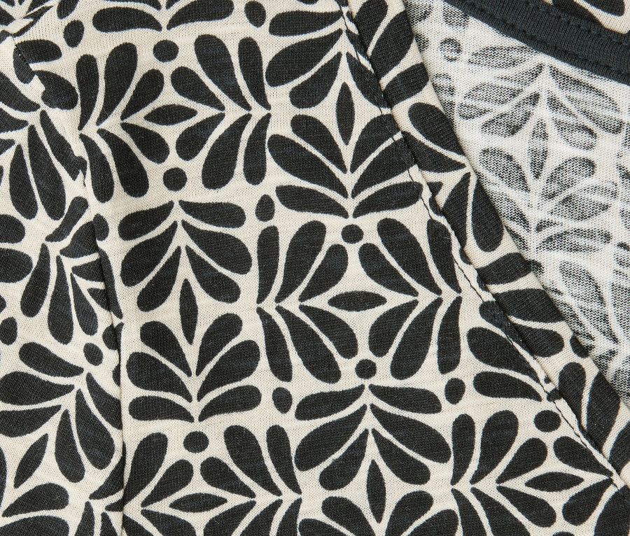 Nahaufnahme des Street One T-Shirts mit schwarzem Blätter-Punkt-Muster und V-Ausschnitt.
