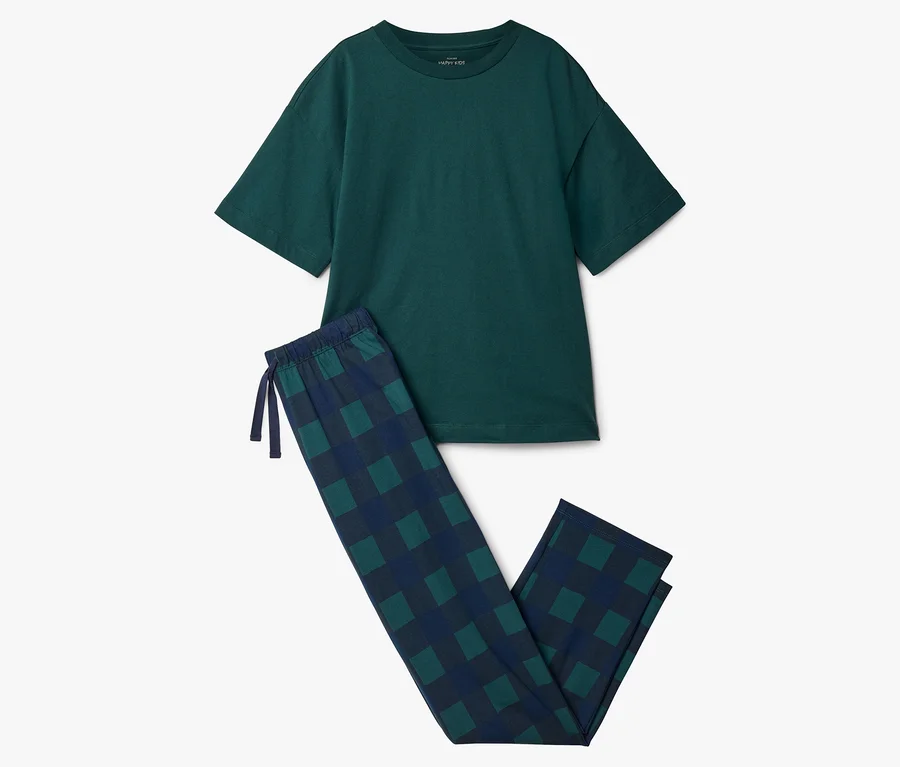 2 Kinder-Pyjamas: dunkelgrünes Kurzarm-T-Shirt und lange Hose mit dunkelblau-dunkelgrünem Karomuster.