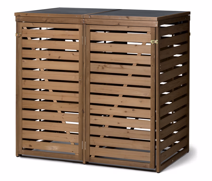 Ein doppelter, brauner Mülltonnenbox aus Holz mit horizontalen Latten und einem schwarzen Deckel steht auf dem Boden.