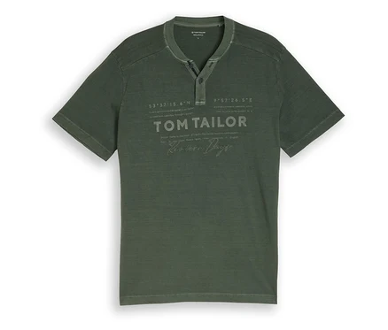 Grünes Tom Tailor Serafino T-Shirt mit Logo-Print und Henley-Ausschnitt, flach liegend.
