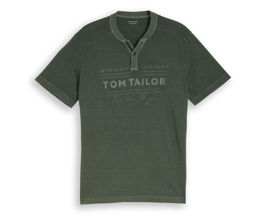 Grünes Tom Tailor Serafino T-Shirt mit Logo-Print und Henley-Ausschnitt, flach liegend.