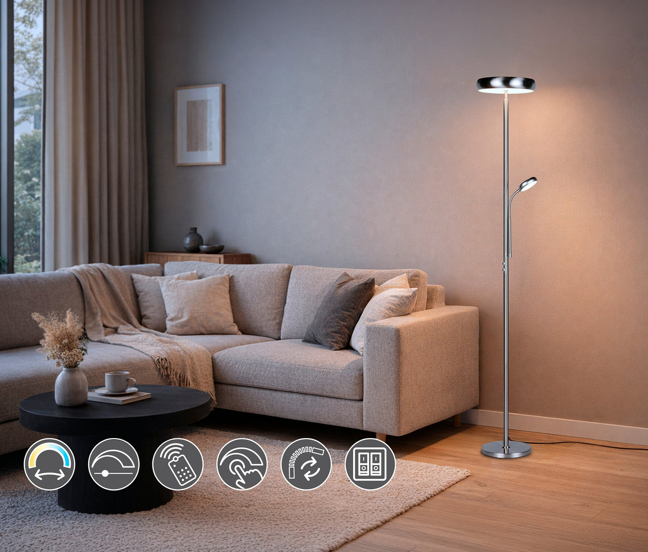 Wohnzimmer mit grauem Sofa und nickelfarbener Trio Stehleuchte »Palermo« mit zwei Leuchten.