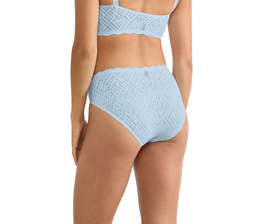 Nahaufnahme einer Frau von hinten, die einen hellblauen BH und passende Slips trägt.