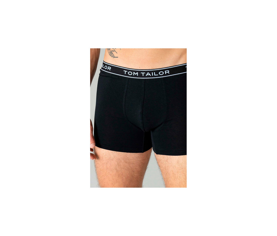 Mann trägt schwarze Tom Tailor Slipboxer »Buffer« mit weißem Bund.