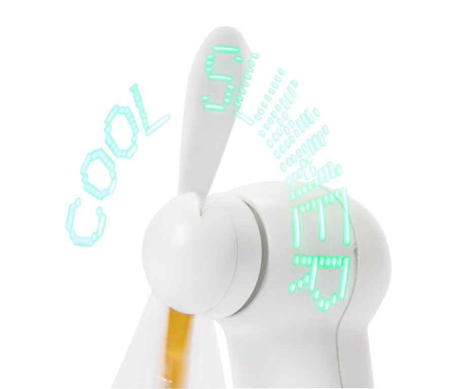 Nahaufnahme eines weißen Mini-Ventilators, der grüne LED-Schriftzüge "COOL" und "LED" anzeigt.