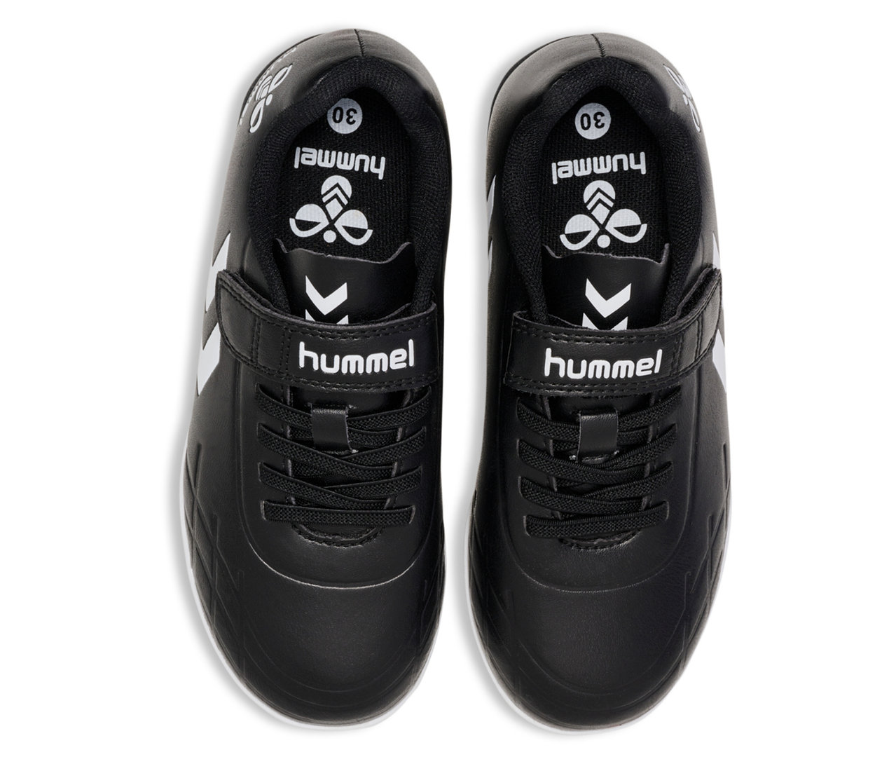 Draufsicht auf ein Paar schwarze hummel® Top Star Turf JR Fußballschuhe.