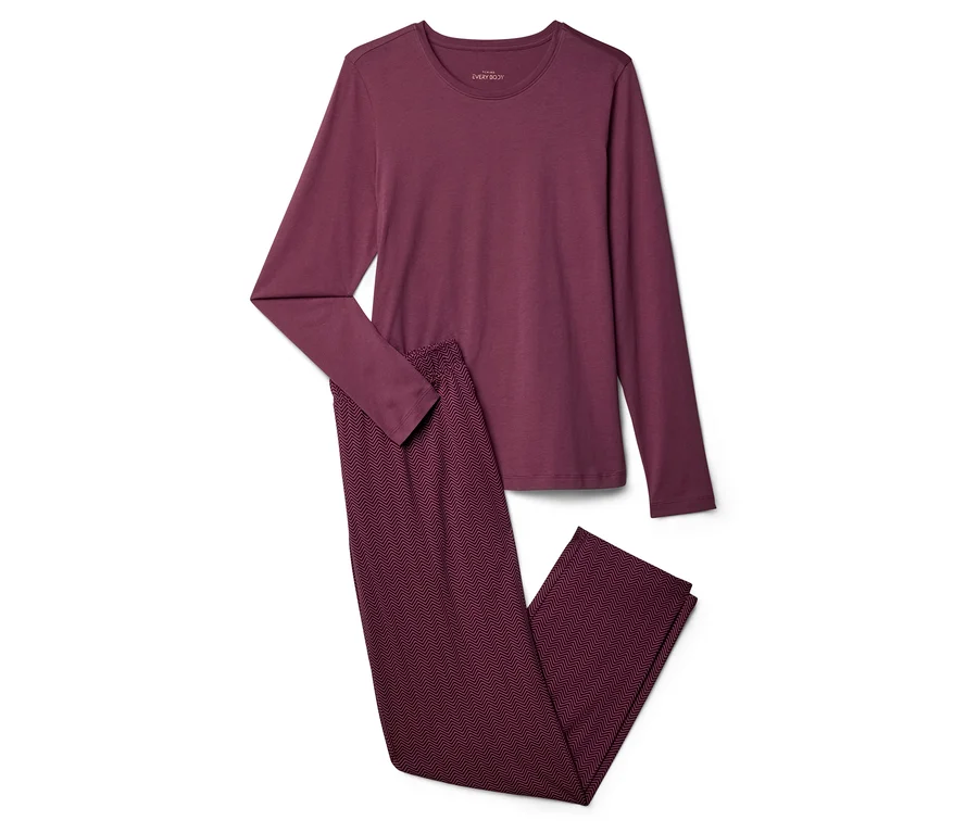 Burgunderfarbenes Pyjama-Set, bestehend aus einem langärmligen Oberteil und einer Hose mit Zickzackmuster, auf einem weißen Hintergrund.
