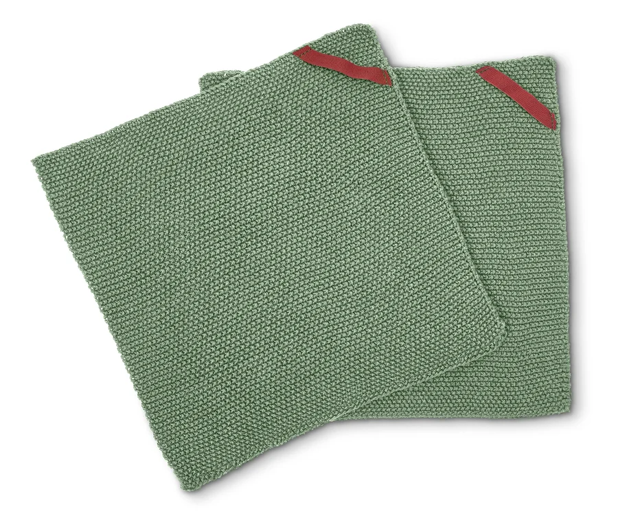 Zwei quadratische, hellgrüne Topflappen mit roten Schlaufen liegen übereinander.