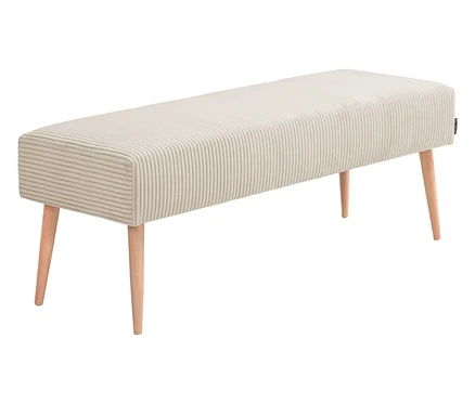 Beige, gerippte Bank mit vier Holzbeinen auf einem weißen Hintergrund.