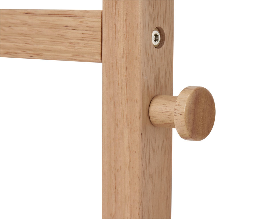 Nahaufnahme von einem hölzernen Kleiderständer mit einem runden Haken und einer Schraube.