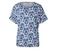 Ein weißes T-Shirt mit blauem Muster.