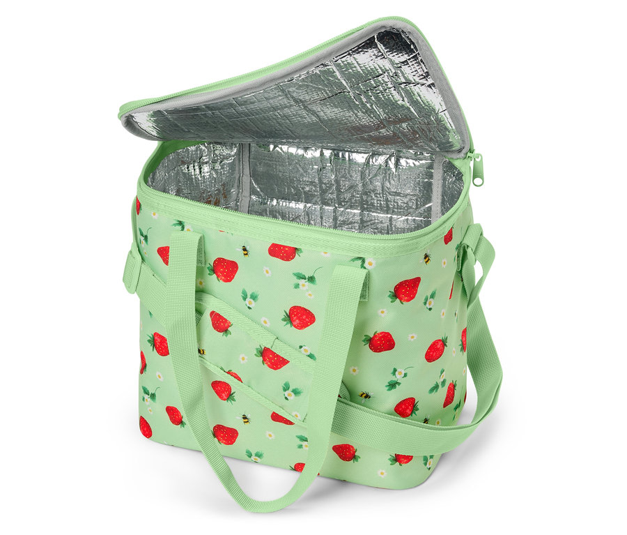 Geöffnete, hellgrüne Kühltasche mit Erdbeermuster und silberner Isolierung innen.