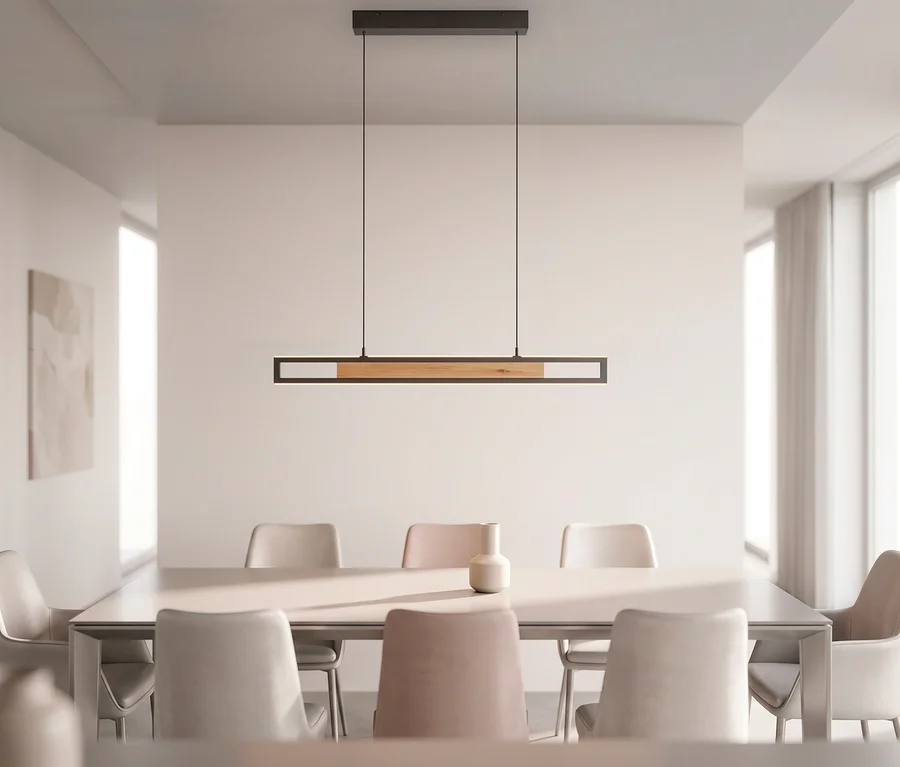 Modernes Esszimmer mit langem rechteckigem Tisch, hellen Stühlen und einer linearen Pendelleuchte in Schwarz und Holz darüber. Eine kleine Vase steht auf dem Tisch.