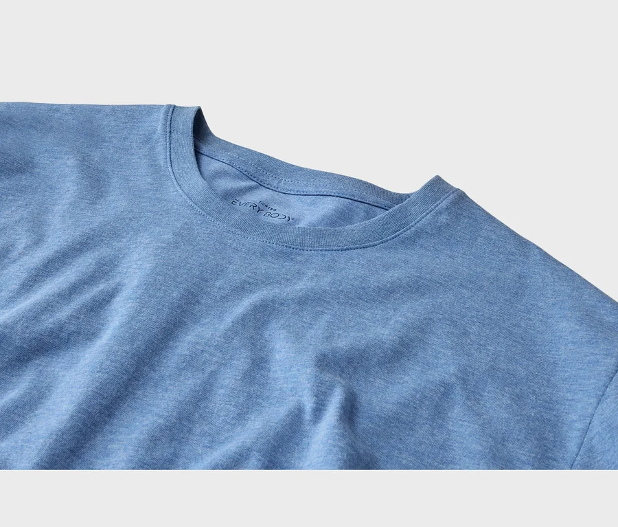 Blaues T-Shirt aus meliertem Stoff mit Rundhalsausschnitt und „EVERY BODY“-Etikett im Nacken.