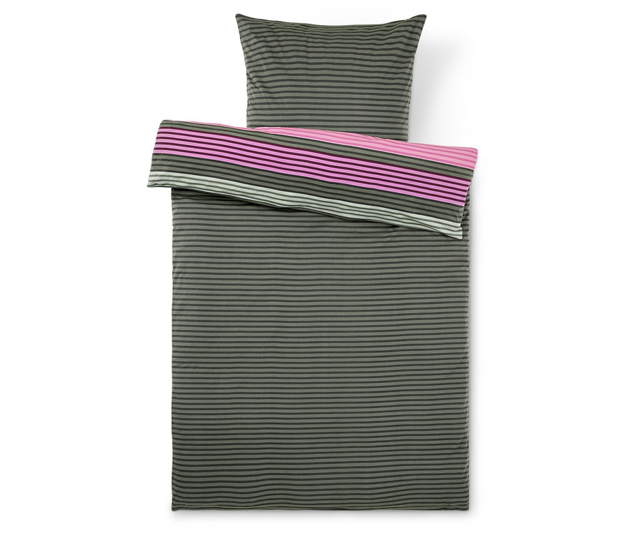 Gestreifte Bettwäschegarnitur mit einem Bettbezug und einem Kissenbezug. Der Großteil ist dunkelgrün mit dünnen dunkelgrauen Streifen. Der umgeschlagene Rand des Bettbezugs hat breitere Streifen in Pink, Fuchsia und Hellgrün.