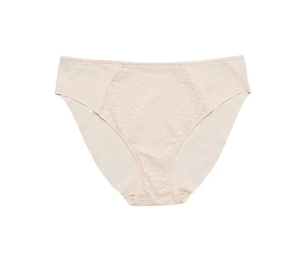 Beiger, hochgeschnittener Slip mit Spitzeneinsatz vorne.