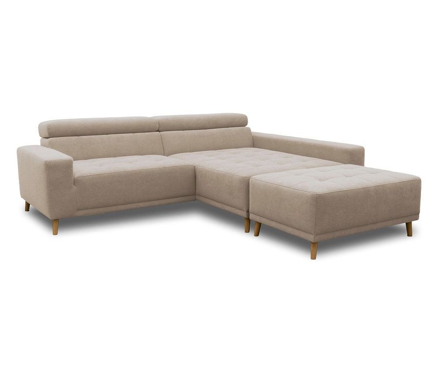 Helles beiges L-förmiges Ecksofa mit getufteten Sitzkissen und verstellbaren Kopfstützen, auf hellen Holzbeinen. Ein passender Ottoman steht neben dem Longchair-Teil.
