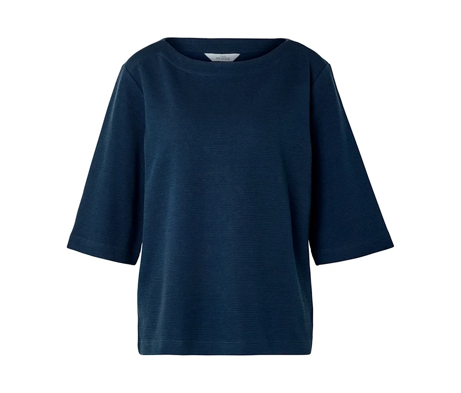 Blaues Shirt mit halben Ärmeln.