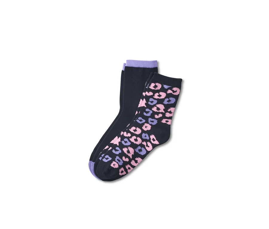 Zwei Paar Damen-Socken. Ein Paar ist schwarz mit lila Bündchen, das andere Paar ist schwarz mit rosa-lila Flecken.